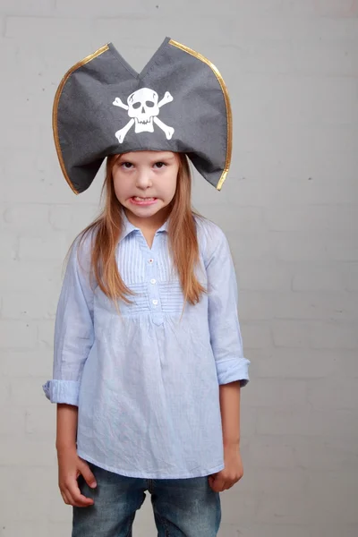 Rettenetes kalóz lány ing és kalap, egy szürke háttér — Stock Fotó