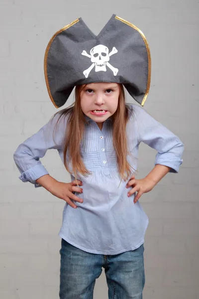 Terrible pirate fille en chemise et chapeau sur un fond gris — Photo