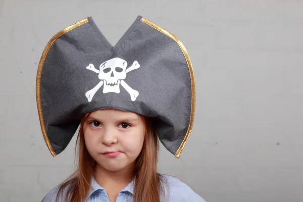 Schreckliches Piratenmädchen in Hemd und Hut auf grauem Hintergrund — Stockfoto