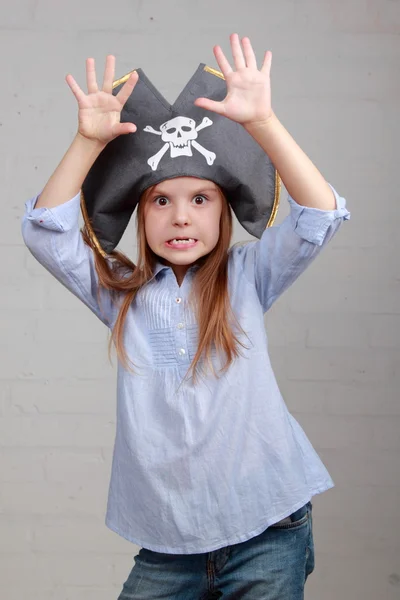 Τρομερό πειρατή κορίτσι στο πουκάμισο και καπέλο σε γκρι φόντο — Φωτογραφία Αρχείου