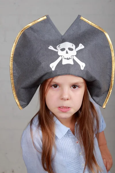 Terrible pirate fille en chemise et chapeau sur un fond gris — Photo