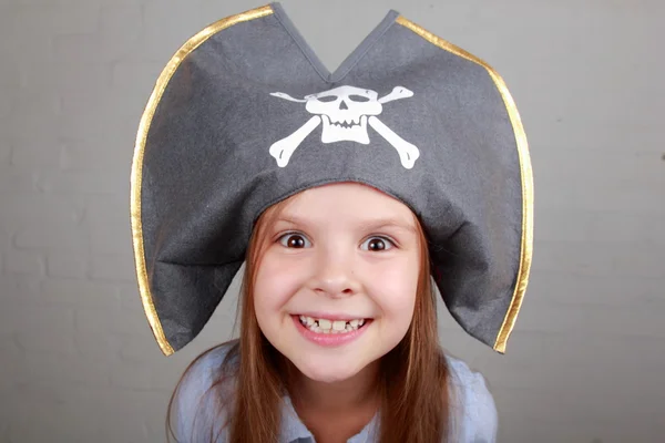 Schreckliches Piratenmädchen in Hemd und Hut auf grauem Hintergrund — Stockfoto