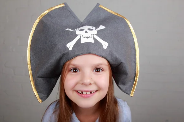 Terrible pirate fille en chemise et chapeau sur un fond gris — Photo