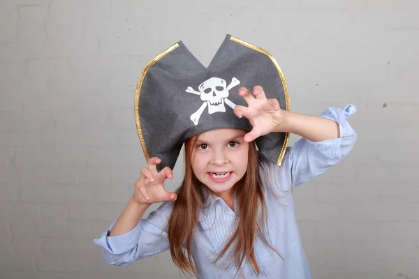 Terrible chica pirata en camisa y sombrero sobre un fondo gris —  Fotos de Stock