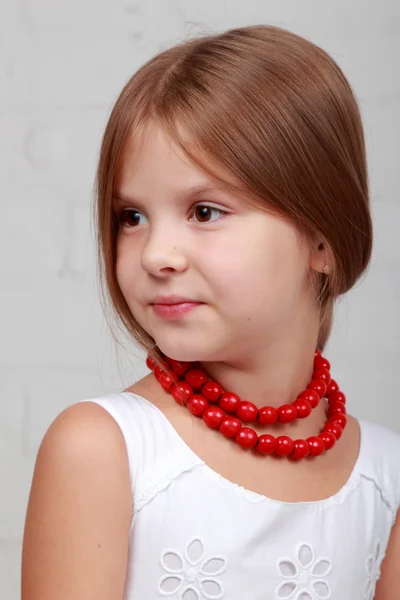 Imagen de una hermosa chica con cuentas rojas —  Fotos de Stock
