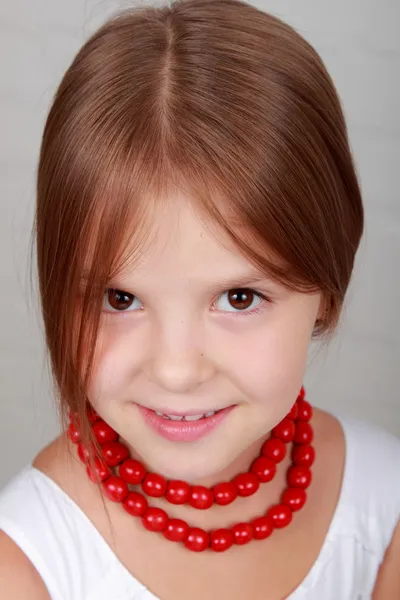 一个美丽的女孩有红色的珠子的图像 — 图库照片