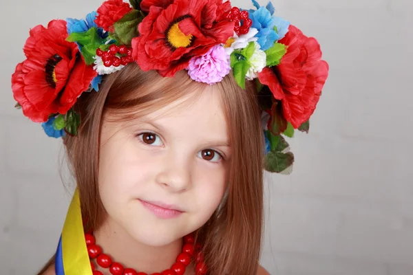 Liten flicka i den ukrainska folkdräkt — Stockfoto