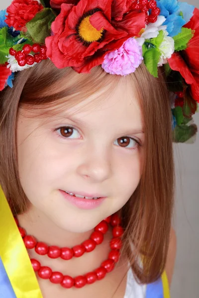 Niña en el traje nacional de Ucrania — Foto de Stock