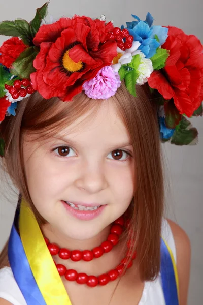 Niña en el traje nacional de Ucrania — Foto de Stock