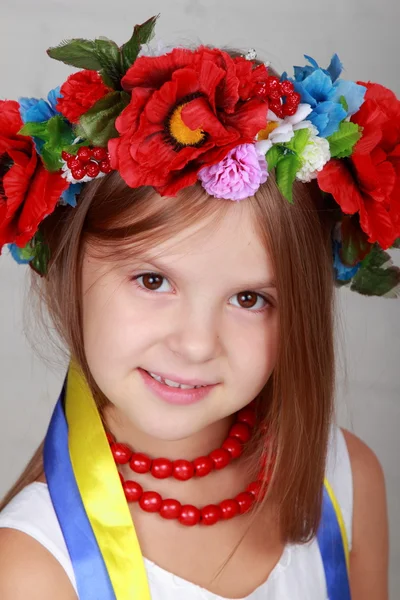 Petite fille dans le costume national ukrainien — Photo