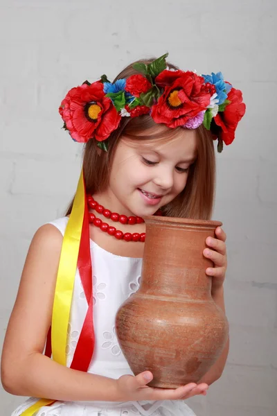 Ukrainska barn i en kostym som innehar en tillbringare — Stockfoto