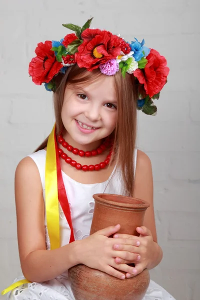 Украинский ребенок в костюме с кувшином в руках — стоковое фото
