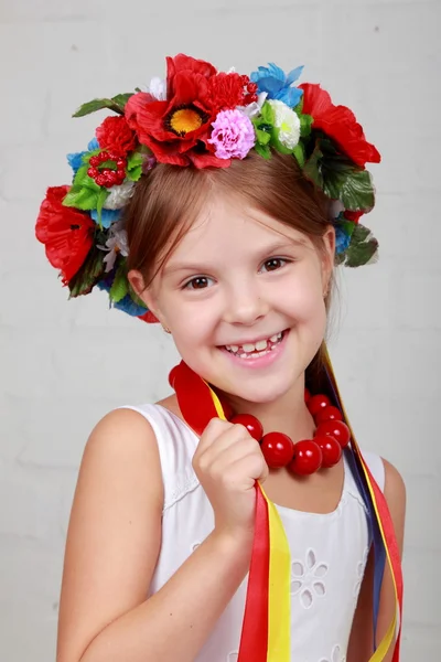 Klein meisje in de Oekraïense nationale kostuum — Stockfoto