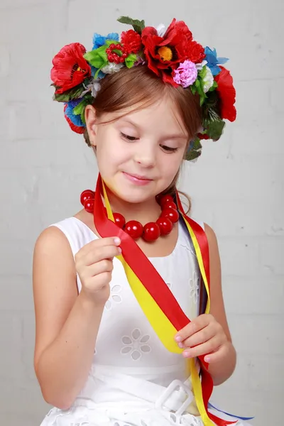 Kleines Mädchen in der ukrainischen Nationaltracht — Stockfoto