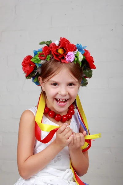 Hermosa chica con traje tradicional de Ucrania —  Fotos de Stock