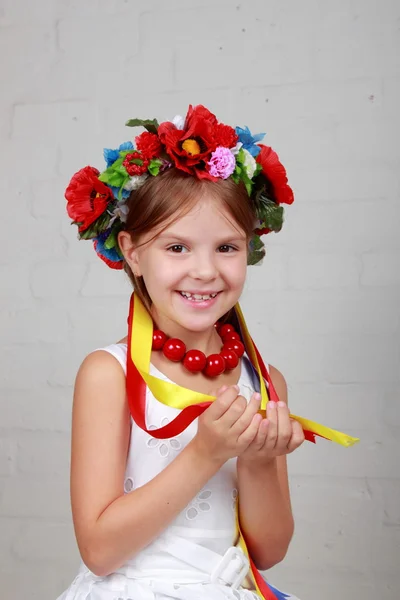 Vacker flicka med traditionell dräkt i Ukraina — Stockfoto