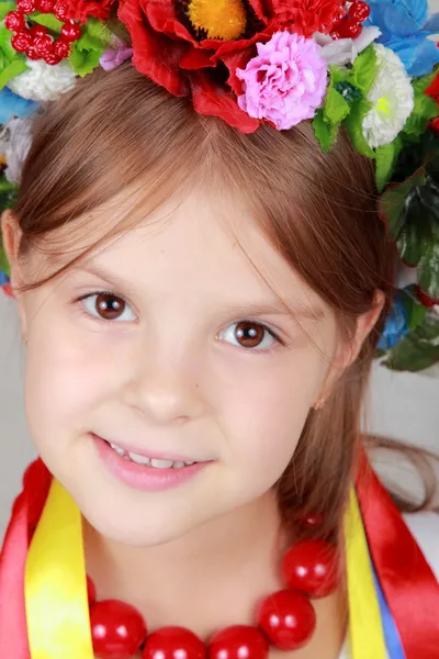 Красивая девушка в традиционном украинском костюме — стоковое фото