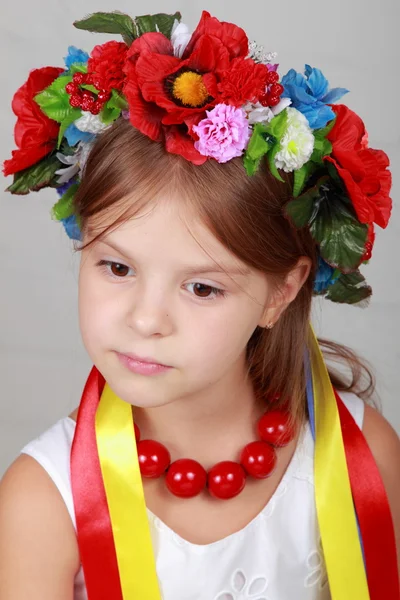 Hermosa chica con traje tradicional de Ucrania —  Fotos de Stock