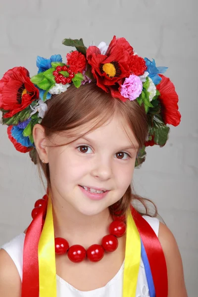 Schönes Mädchen mit traditioneller ukrainischer Tracht — Stockfoto