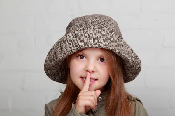 Schöne glückliche und junge stilvolle kleine Mädchen — Stockfoto