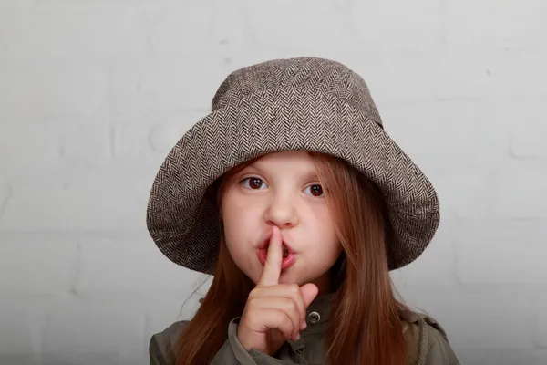 Hermosa niña feliz y joven con estilo — Foto de Stock