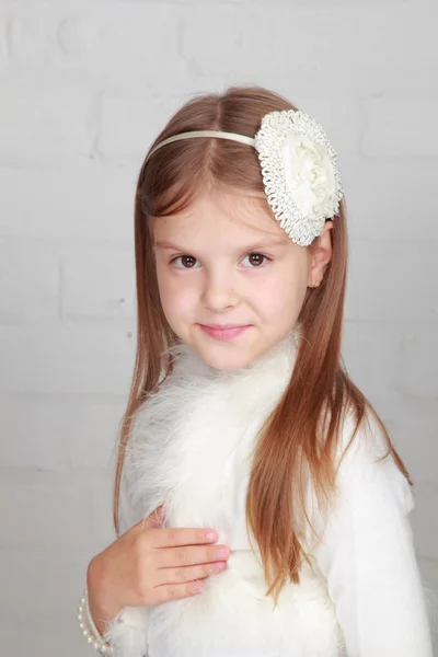 Retrato de una hermosa niña alegre feliz —  Fotos de Stock