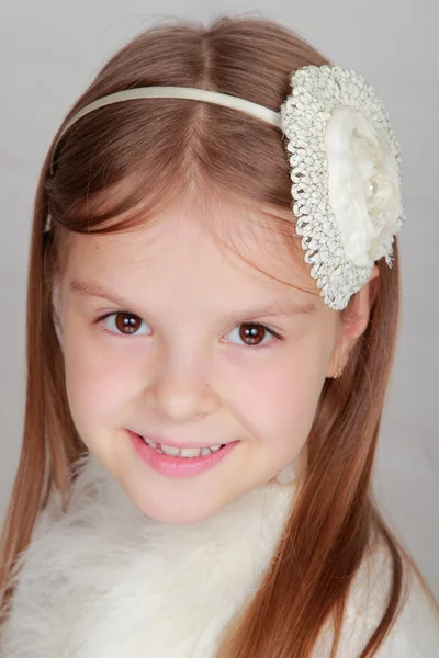 Porträtt av en vacker glad glad liten flicka — Stockfoto