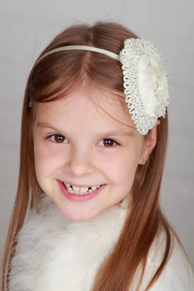 Портрет красивой веселой маленькой девочки — стоковое фото