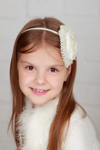 Porträtt av en vacker glad glad liten flicka — Stockfoto
