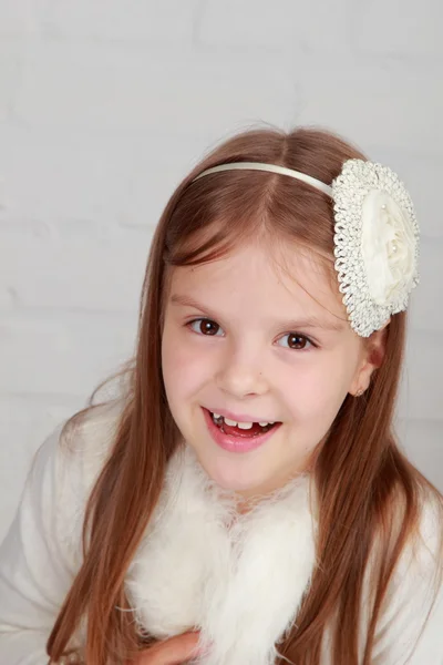 Retrato de una hermosa niña alegre feliz — Foto de Stock