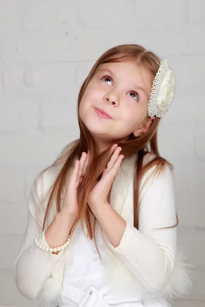 Retrato de una hermosa niña alegre feliz — Foto de Stock