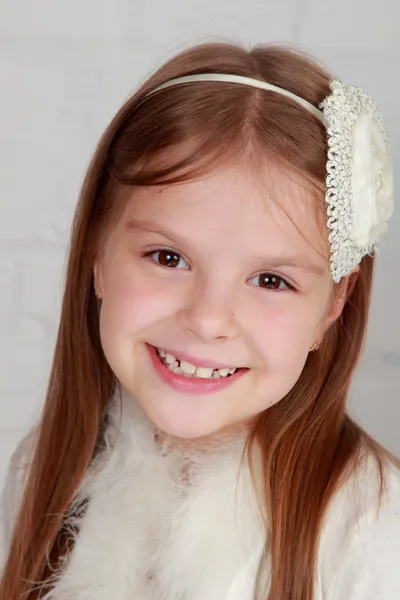 Retrato de una hermosa niña alegre feliz —  Fotos de Stock