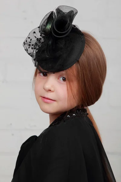 Retro porträtt av vacker liten flicka — Stockfoto