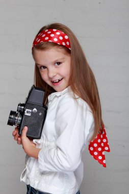 Kız bir bağbozumu kamera tutan