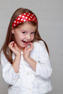 kurnaz bir görünüm ile genç kız