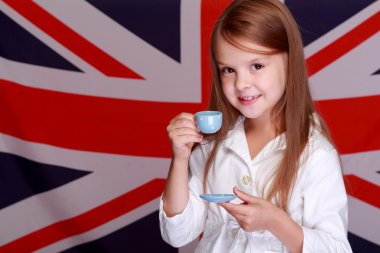 Kızı arka planda Büyük Britanya bayrağı