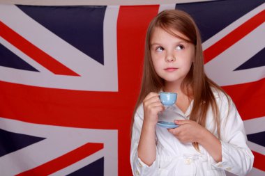 Kızı arka planda Büyük Britanya bayrağı