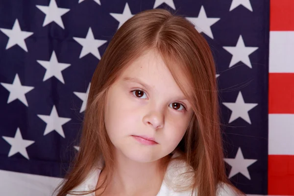 Menina no fundo da bandeira dos Estados Unidos — Fotografia de Stock