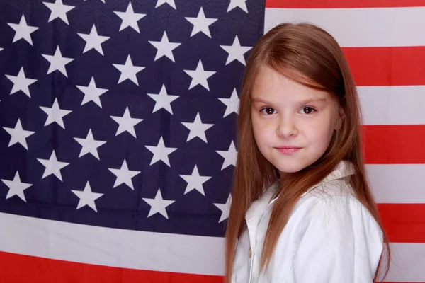 Menina no fundo da bandeira dos Estados Unidos — Fotografia de Stock