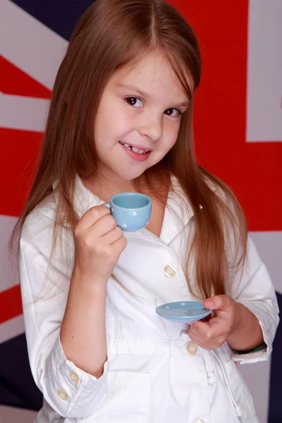 Bambina sullo sfondo della bandiera di UK — Foto Stock