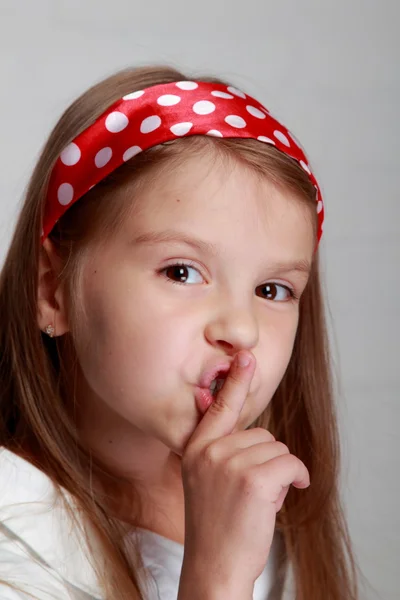 Jeune fille avec un regard sournois — Photo