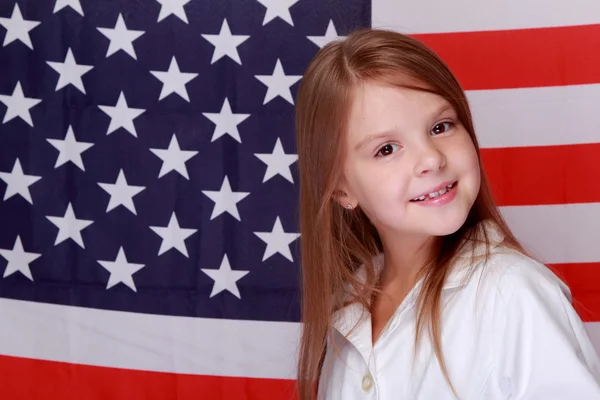 Menina contra o fundo da bandeira americana — Fotografia de Stock