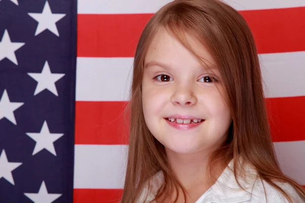 Menina contra o fundo da bandeira americana — Fotografia de Stock