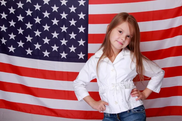 Menina contra o fundo da bandeira americana — Fotografia de Stock