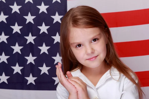 Menina contra o fundo da bandeira americana — Fotografia de Stock