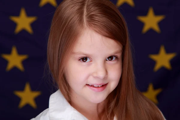 欧州連合の旗の背景の上の少女 — ストック写真