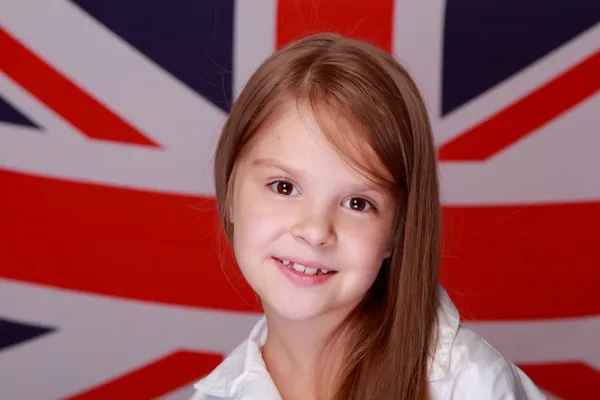 Mädchen auf dem Hintergrund der britischen Flagge — Stockfoto