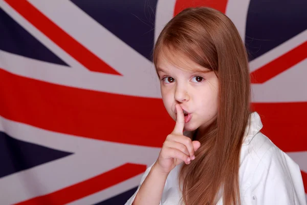 Девушка на фоне флага Великобритании — стоковое фото