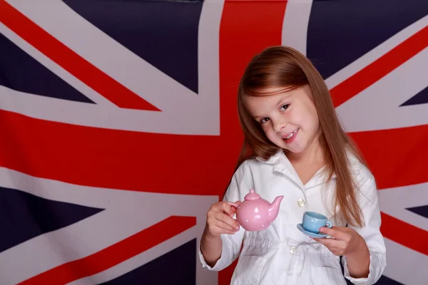 Menina em um fundo da bandeira Reino Unido — Fotografia de Stock