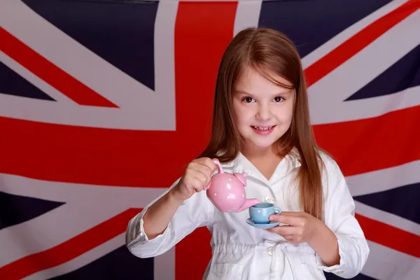 Mädchen auf einem Hintergrund der Flagge uk — Stockfoto